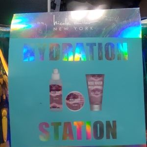 Nicole Miller facial hydrating gift set with bag